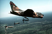Un A-7 lanzando bombas