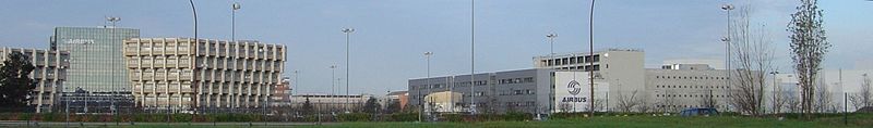 A principal fábrica da Airbus em Blagnac fica ao lado do Aeroporto de Toulouse-Blagnac. (43°36′4421′47 1°21′47″E / 43.61222°N 1.36306°E / 43.61222; 1.36306 )