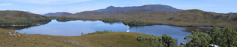 Den spektakulære og isolerede Bathurst Harbour, South West Wilderness, Tasmanien, Australien