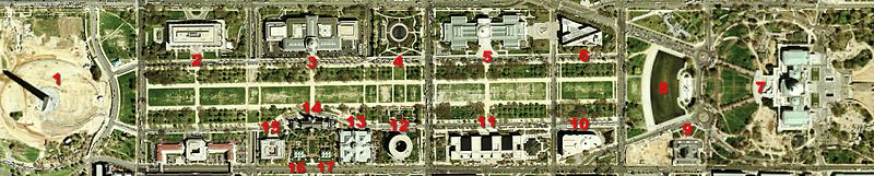 Snímek National Mall pořízený družicí USGS dne 26. dubna 2002. Kapitol vpravo byl před zveřejněním z bezpečnostních důvodů rozpixelován.