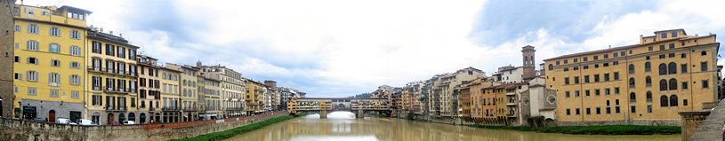 Ponte Vecchio ja sitä ympäröivät rakennukset Arnon varrella.