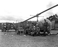 8225. Mobiles chirurgisches Armeekrankenhaus, Korea 1951. Beachten Sie den für den Transport der Verwundeten verwendeten Hubschrauber