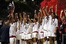 Milan-anfører Paolo Maldini løfter Europa Cup'en efter sejren i UEFA Champions League 2002-03