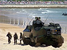 Espanjan merivoimien merijalkaväen sotilaat AAV-7:llä.  