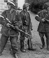 Soldater fra Zośka-bataljonen i Gęsiówka den 5. august 1944. Kun Juliusz Deczkowski (i midten) overlevede. Fra højre: Tadeusz Milewski "Ćwik" - dræbt samme dag. Fra venstre: Wojciech Omyła "Wojtek" dræbt flere dage senere.