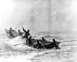 Et redningsmandskab søsætter en surfbåd gennem kraftig bølge. Med tilladelse fra U.S. Coast Guard Historian's Office.