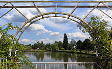 Der größere Mühlenteich mit der Hochzeitsinsel im Hintergrund.