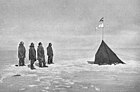 Roald Amundsen og hans ekspeditionshold på Sydpolen den 14. december 1911.  