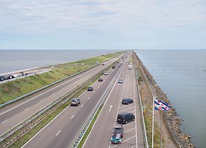 32 kilometre (19,9 mil) uzunluğundaki Afsluitdijk, IJsselmeer'i Kuzey Denizi'nden ayırarak binlerce km²'lik alanı korur. Bu resimde Kuzey Denizi sol taraftaki su kütlesidir
