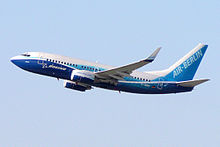 Letalo Air Berlin 737-700 v barvah družbe Boeing. Na njem so prikazane krila, ki se lahko uporabljajo na letalih 737NG.