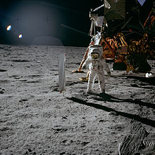 Astronaut Buzz Aldrin stojí vedle experimentu se složením slunečního větru.