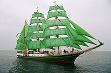Bárka Alexander von Humboldt se čtyřmi spuštěnými ráhny a pátým ráhnem (složeným nebo sbaleným) na přídi.  