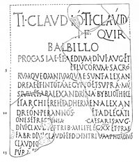 Iscrizione su Tiberio Claudio Balbilus di Roma (morto verso il 79 d.C.), che conferma che la Biblioteca di Alessandria deve essere esistita in qualche forma nel primo secolo (sulla quinta riga: "ALEXANDRINA BYBLIOTHECE" ).