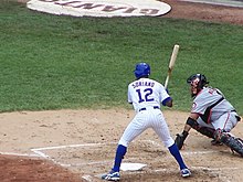 Alfonso Soriano pukeutuneena perinteisiin polvihousuihin (miesten käyttämät vaatteet, jotka peittävät vartalon vyötäröstä alaspäin).  