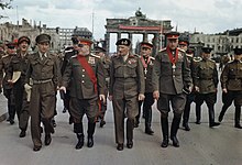 Montgomery și generalii sovietici Zhukov, Sokolovsky și Rokossovsky la Poarta Brandenburg la 12 iulie 1945.