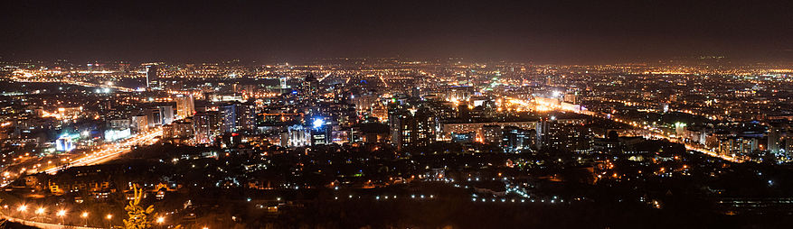 Panoramisch nachtzicht van Almaty vanaf Kok-Tobe