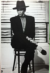 Renée Gunter modelliert Haute-Couture-Mode mit Hut in Paris um 1970