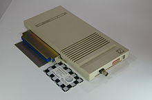 Ein Arcnet-Adapter für einen AMIGA-Computer. Die kleine Karte daneben hat die Größe einer Kreditkarte.