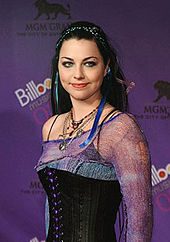 Lee besuchte die Billboard Awards 2003 in einem von ihr entworfenen Kleid