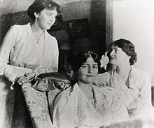 Marile Ducese Anastasia, Maria și Tatiana Nikolaevna la Tsarskoe Selo în primăvara anului 1917.  