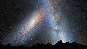 Na podstawie danych z Kosmicznego Teleskopu Hubble'a przewiduje się, że galaktyka Drogi Mlecznej i galaktyka Andromedy za 3,75 miliarda lat ulegną wzajemnemu zniekształceniu na skutek przyciągania pływowego, jak pokazano na tej ilustracji.