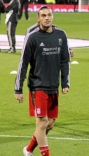 Carroll se rozcvičuje za Liverpool před utkáním s Fulhamem v roce 2011