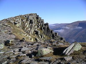 Sgor Gaoith (1118 m). Cairn Gorm (1245 m) pode ser visto à direita.