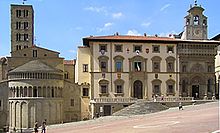 Gezicht op de gebouwen van de Piazza Grande. Vanaf links: de Romaanse apsis van S. Maria della Pieve, het Tribunaal en de Lekenbroederschap.