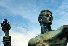 La escultura neoclásica de Arno Breker de 1939 Die Partei (El Partido), que flanqueaba una de las entradas de la Cancillería del Reich diseñada por Albert Speer en Berlín. La escultura destaca las características raciales nórdicas.  