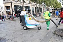 Membersihkan jalan di Paris
