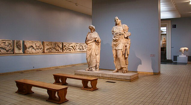 Standbeeld van Maussollos, koning van Carië. Het wordt tentoongesteld in zaal 21 van de afdeling Grieks en Rome van het British Museum.  