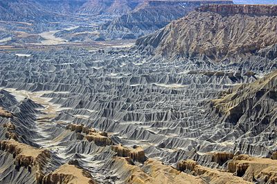Badlands som är inskurna i skiffer vid foten av North Caineville Plateau i Utah, i det pass som Fremont River har skurit ut och som kallas Blue Gate.  