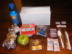 Uma "sacola desagradável" em termos militares (também chamada de "A-ration in the United States Marine Corps")