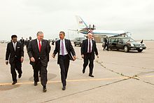 2010年7月8日、カンザスシティ国際空港でミズーリ州のジェイ・ニクソン知事、エマニュエル・クリーバーII連邦下院議員とともに歩くバラク・オバマ大統領。