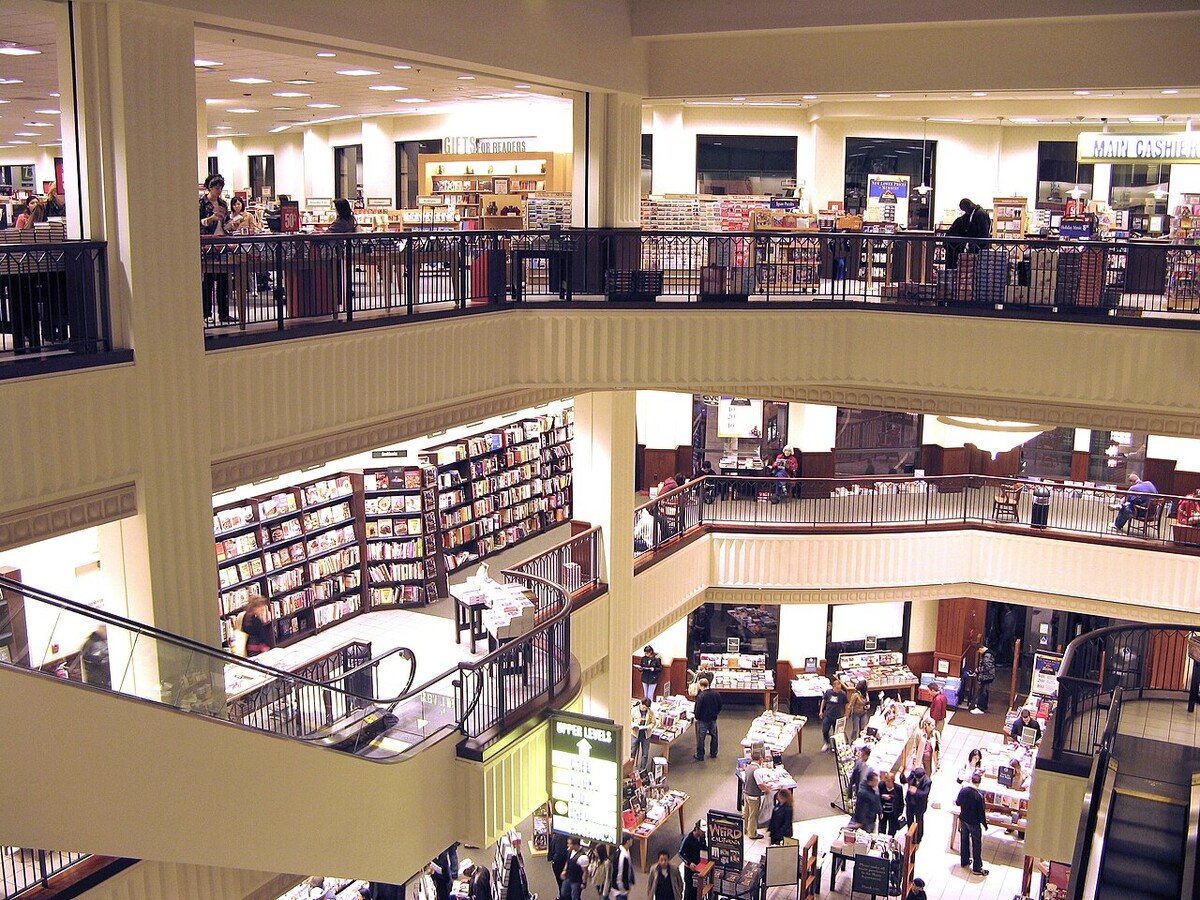 Interiorul magazinului Barnes &amp; Noble din The Grove at Farmers Market, Los Angeles  