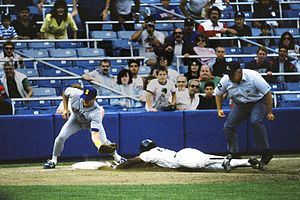 Il leader di tutti i tempi delle basi rubate, Rickey Henderson, ruba la terza base nel 1988.