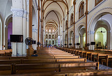 Interieur van de basiliek.  