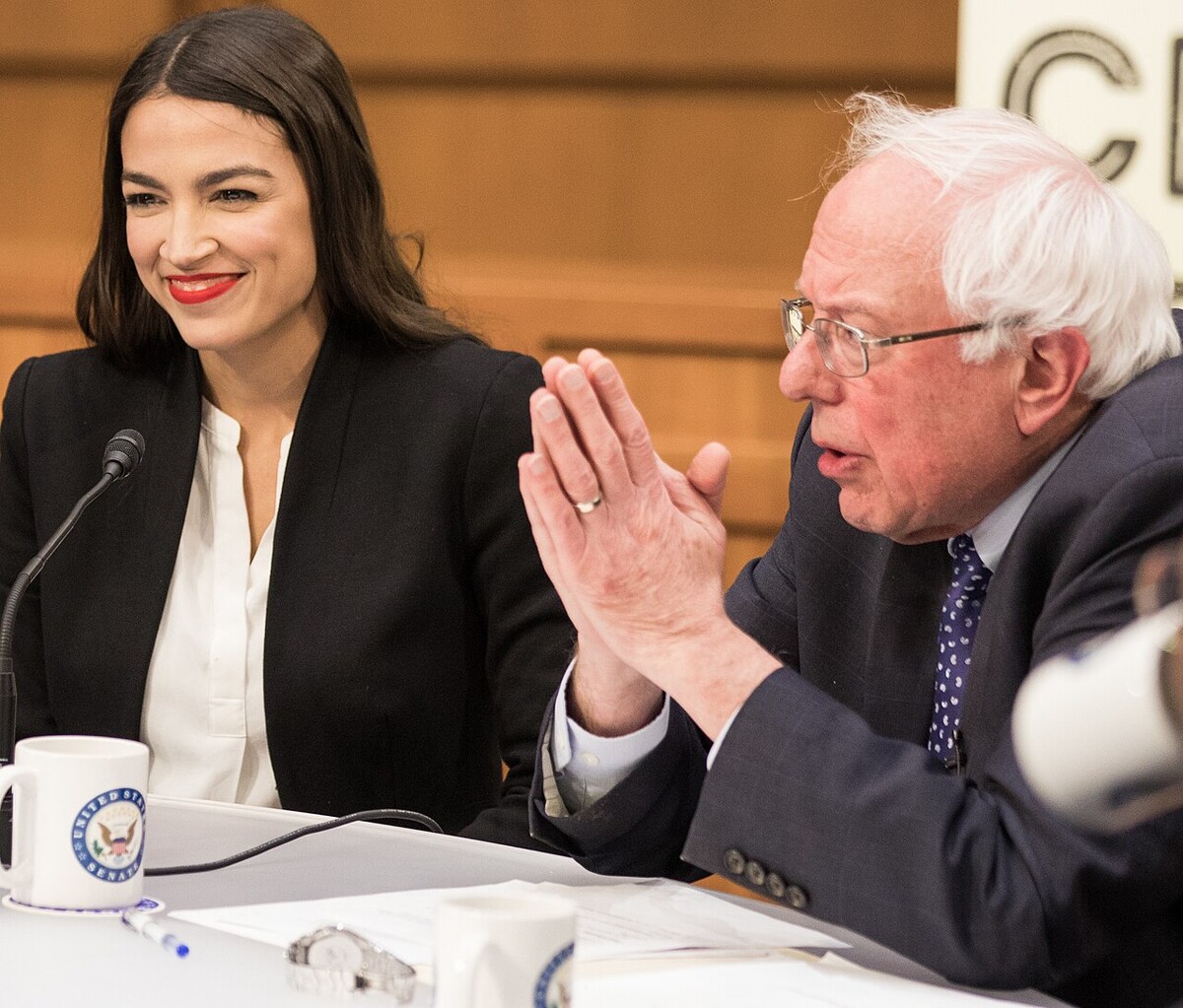 Ocasio-Cortez con el senador Bernie Sanders, diciembre de 2018