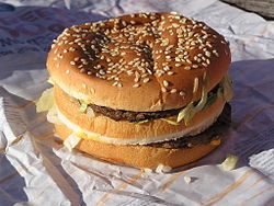 McDonald's Big Mac cumpărat în Australia. În iulie 2008, acesta ar fi costat 3,45 dolari australieni, față de 3,57 dolari în Statele Unite - paritatea puterii de cumpărare implicită, bazată pe prețurile burgerului în cele două țări la acel moment, a fost aproape de rata de schimb reală.