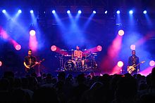 Blink-182 esiintymässä vuonna 2016. Vasemmalta oikealle: Hoppus, Travis Barker, Matt Skiba...