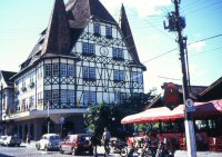 Ve městě Blumenau v Santa Catarině se koná největší Oktoberfest mimo Německo.  