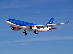 Un A330 al companiei bmi aterizează pe un aeroport.  