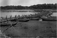 Un ponte di barche sul fiume Ravi nel 1895 circa