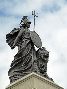 Het nationale Armada-monument in Plymouth met een afbeelding van Britannia...