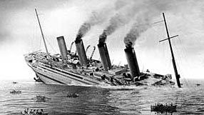 Britannic uppoaa törmättyään miinaan.  