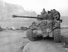 Brytyjski czołg Sherman "Firefly" w Namur na rzece Meuse, grudzień 1944 r.