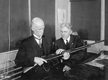 John M. Browning, εφευρέτης του τυφεκίου. Μαζί του είναι ο κ. Burton, ο ειδικός της Winchester στα τουφέκια. Συζητούν τι είναι καλό στο BAR.