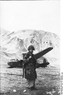 FG 42 so uporabljali padalci bataljona Fallschirmjäger-Lehr-Batalion med drznim napadom na osvoboditev Benita Mussolinija septembra 1943.