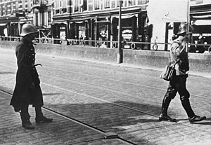 En nederlandsk forhandler med hvidt flag bevæger sig mod de tyske stillinger på Noordereiland. 14. maj 1940.  