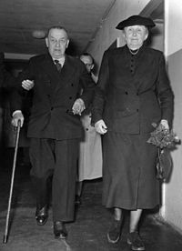 Erich Raeder løsladt fra Spandau-fængslet den 26. september 1955 sammen med sin kone på Bürger-Hospitalet i Berlin-Charlottenburg